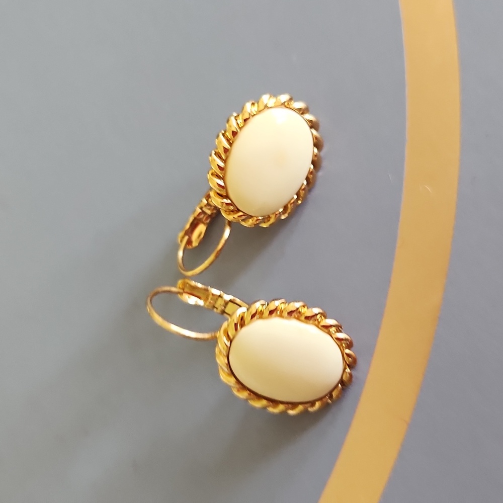 Elegant Gold and Cream Earrings - Picture 11 of 12